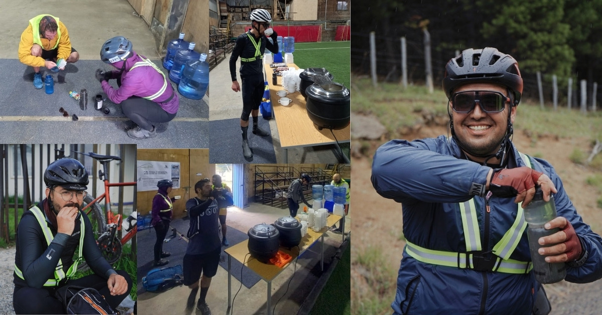 Ciclistas de Ripio comiendo y bebiendo en un punto de abastecimiento durante una ruta de gravel
